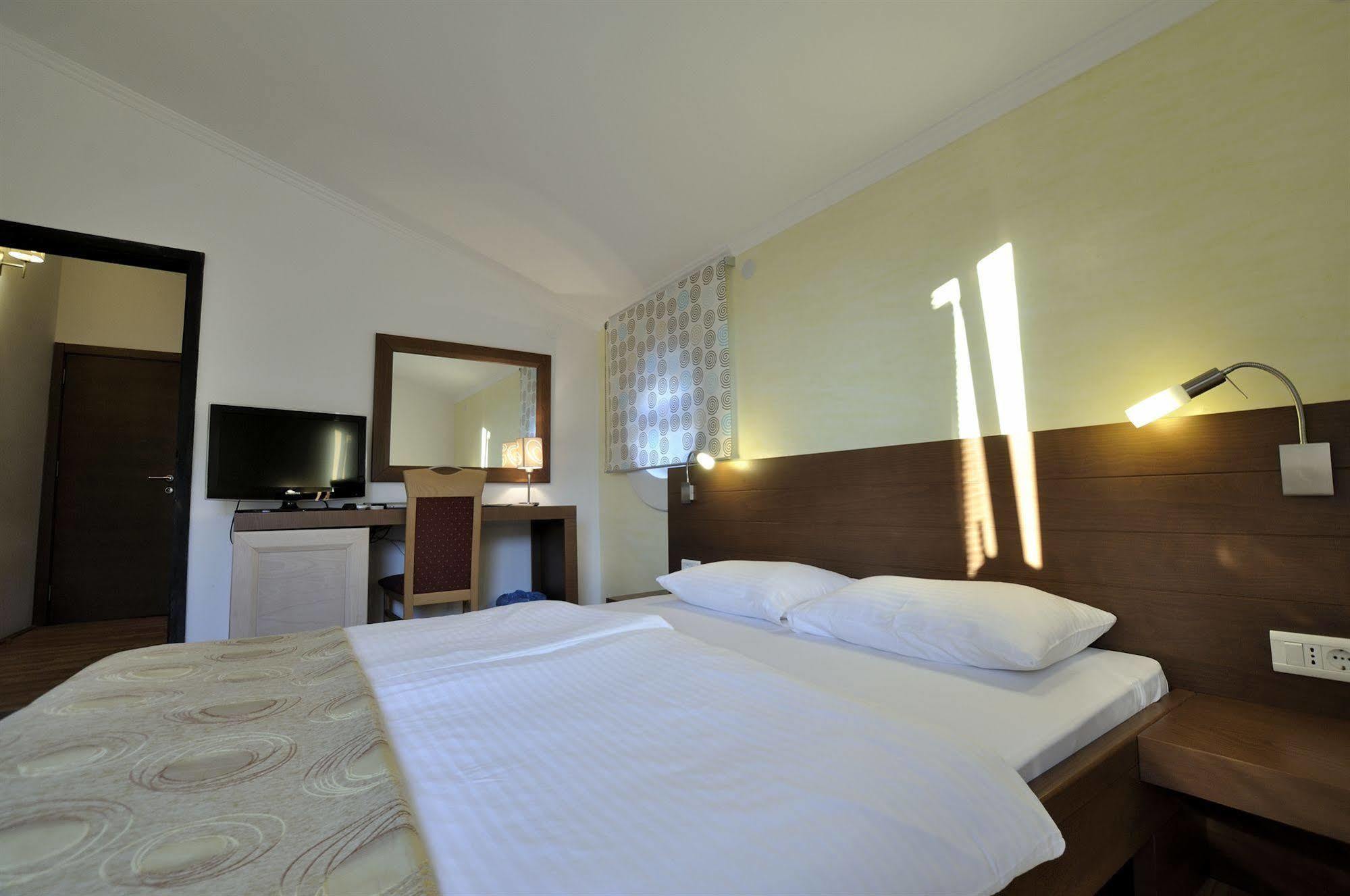 Vila Duric - Ex Hotel Duric Петровац Экстерьер фото
